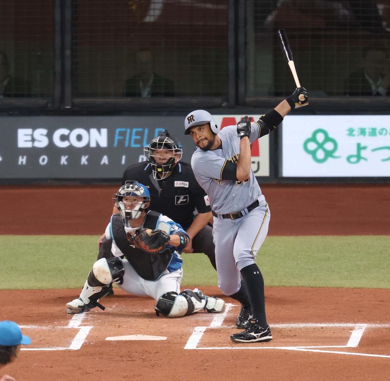 日本ハム対阪神　1回表阪神1死満塁、右前適時打を放つヘルナンデス（撮影・黒川智章）