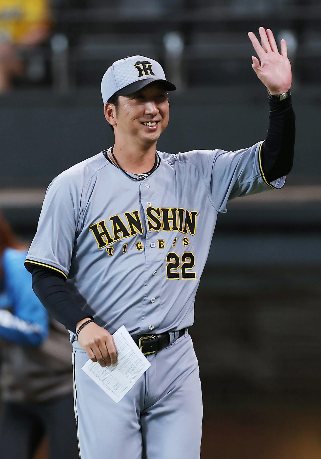 日本ハム対阪神　試合前のメンバー表交換を終え、笑顔で手を振る阪神藤川監督（撮影・前田充）