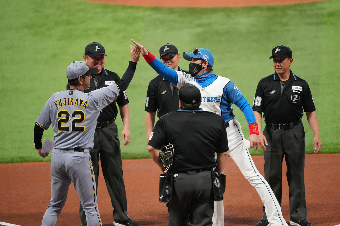 日本ハム対阪神　メンバー交換する阪神藤川監督（左）と日本ハム新庄監督（右（撮影・井上学）