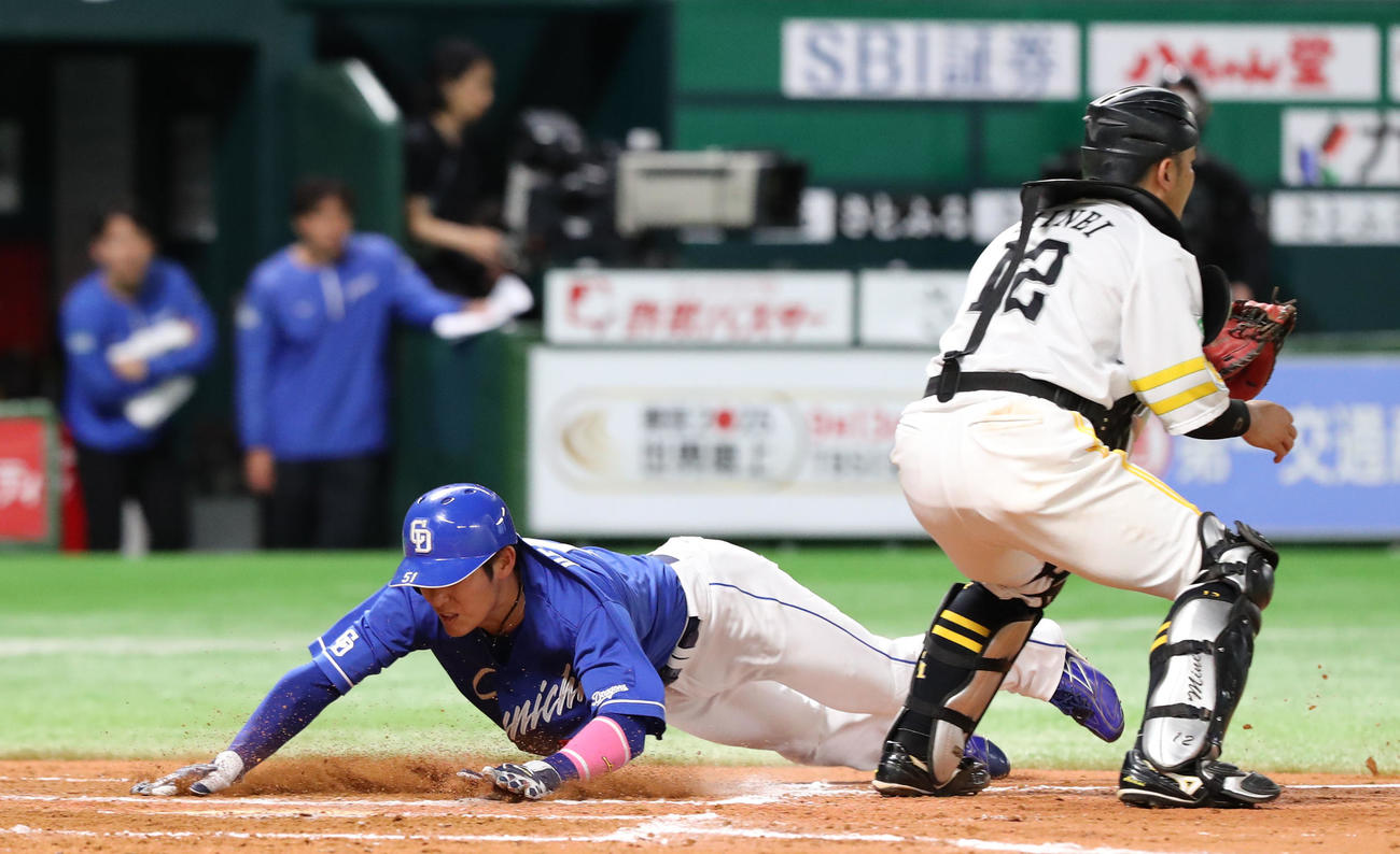 ソフトバンク対中日　8回表中日2死一、二塁、山本の左翼線2点適時打二塁打で生還する上林（撮影・梅根麻紀）