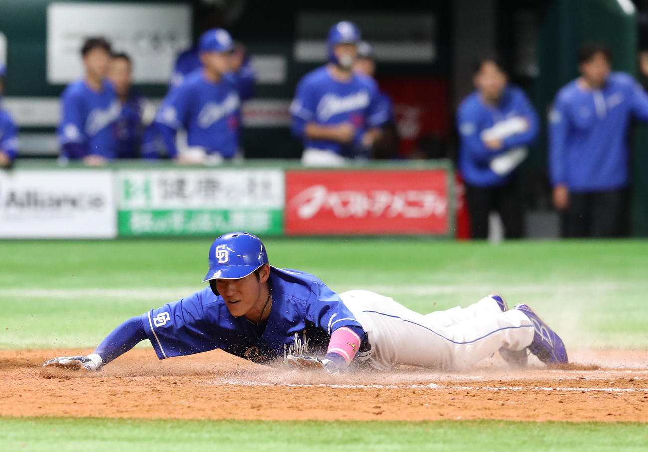 ソフトバンク対中日　8回表中日2死一、二塁、山本の左翼線2点適時打二塁打で生還する上林（撮影・梅根麻紀）