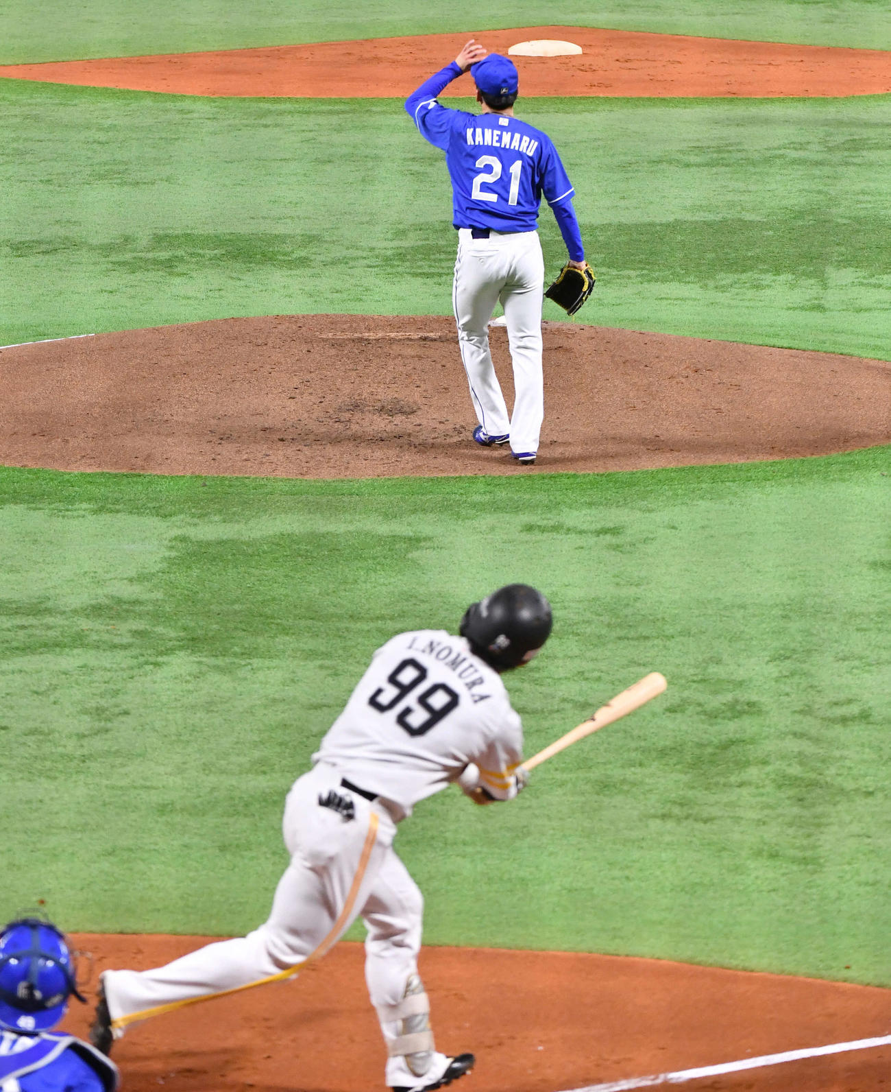 ソフトバンク対中日　1回裏ソフトバンク1死一、三塁、野村（手前）に左中間へ3点本塁打を打たれた金丸（撮影・岩下翔太）