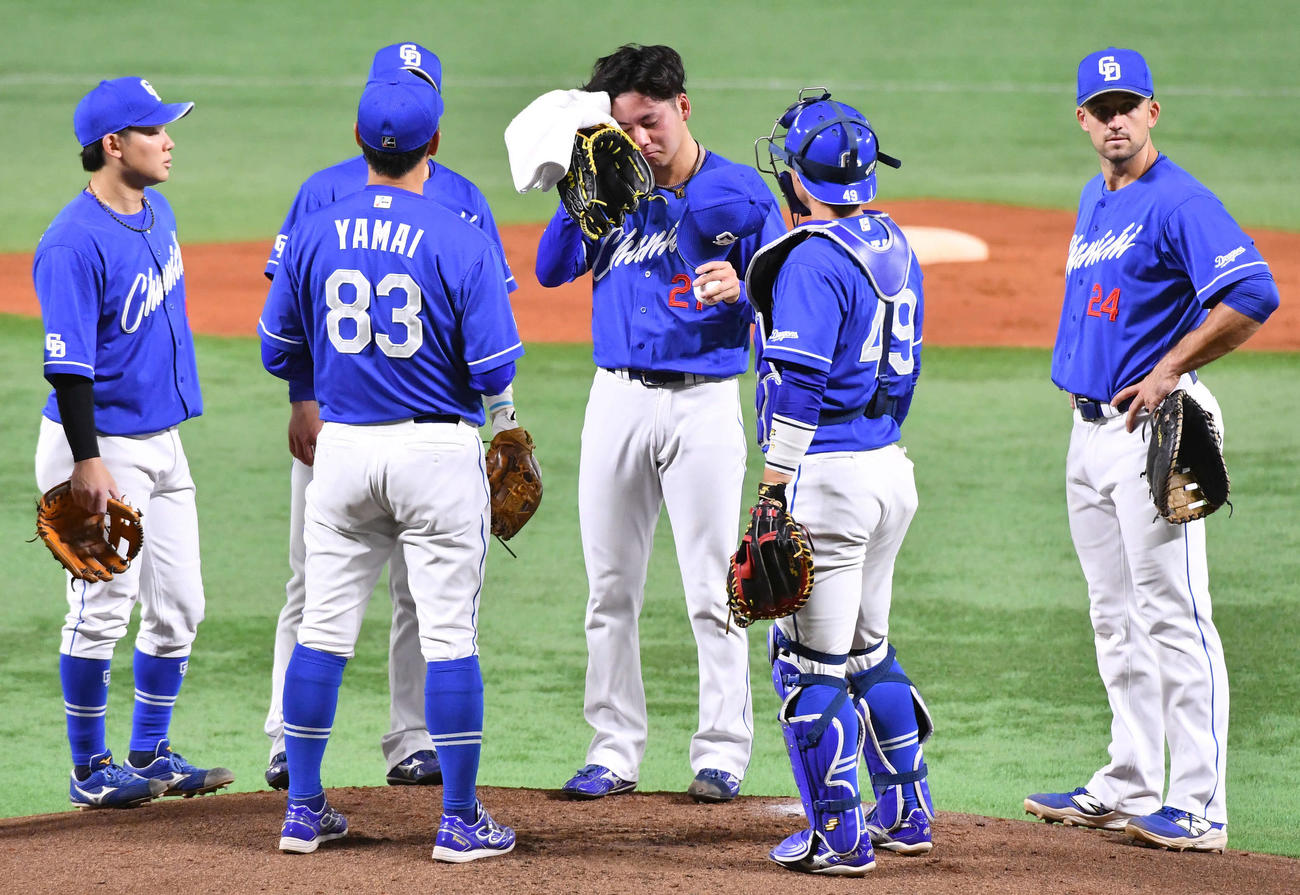 ソフトバンク対中日　1回裏、野村の3点本塁打で4点目を失い、マウンドで汗をぬぐう金丸（撮影・岩下翔太）