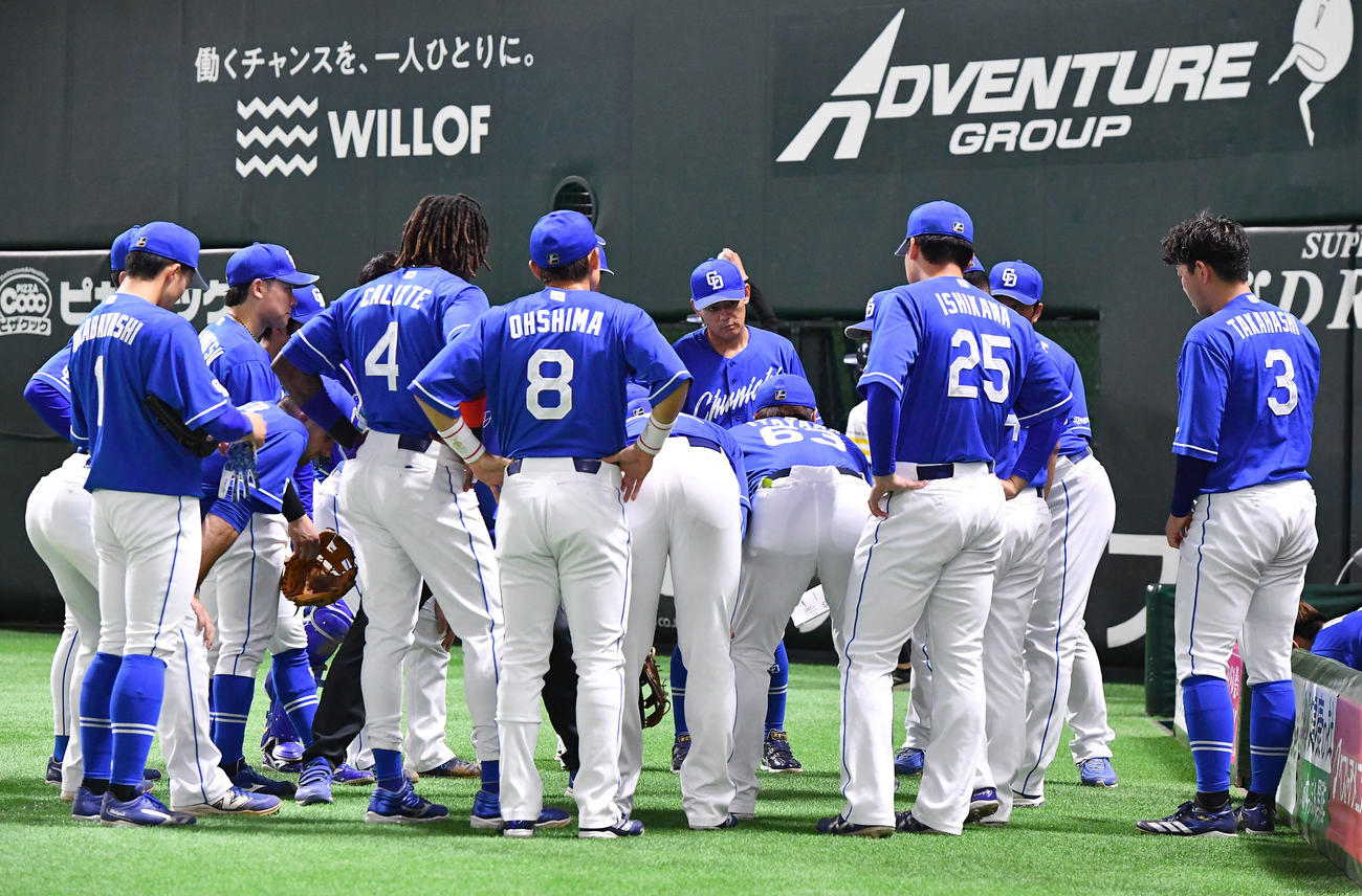 ソフトバンク対中日　4回表の攻撃前に円陣を組む中日ナイン（撮影・岩下翔太）