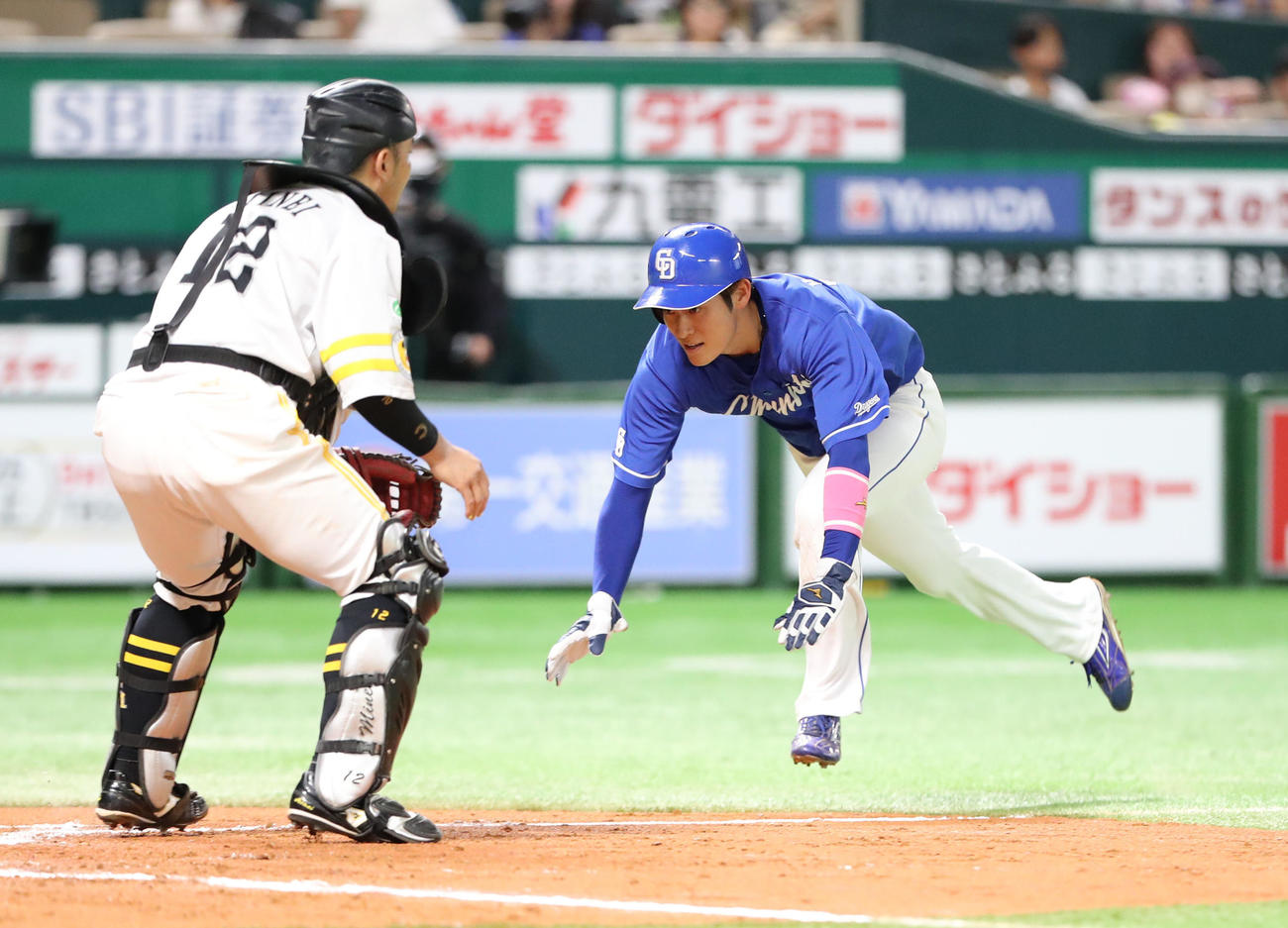 ソフトバンク対中日　8回表中日2死一、二塁、山本の左翼線2点適時打二塁打で生還する上林（撮影・梅根麻紀）