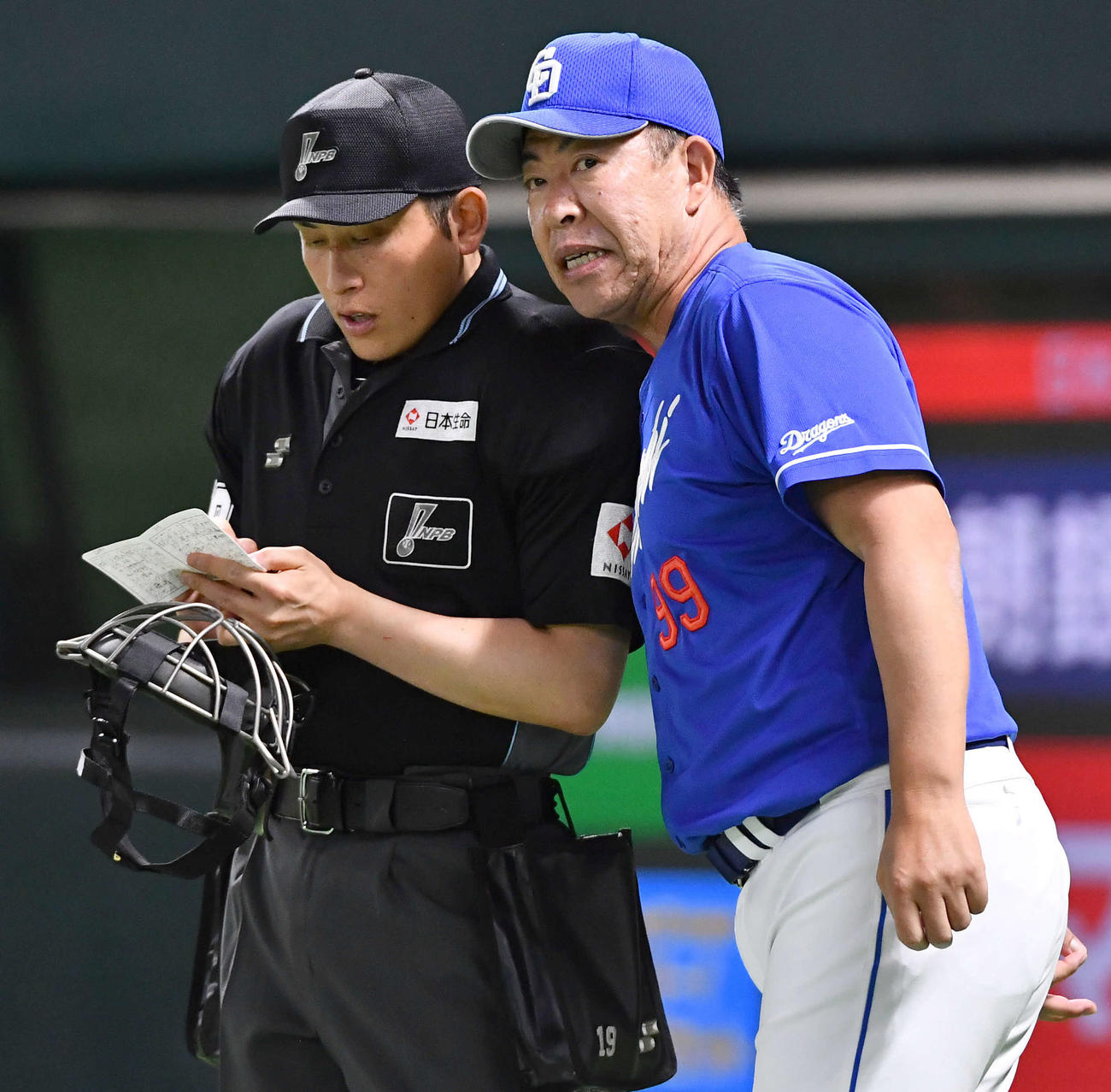 ソフトバンク対中日　7回表終了後、投手の交代を告げる井上監督（撮影・岩下翔太）