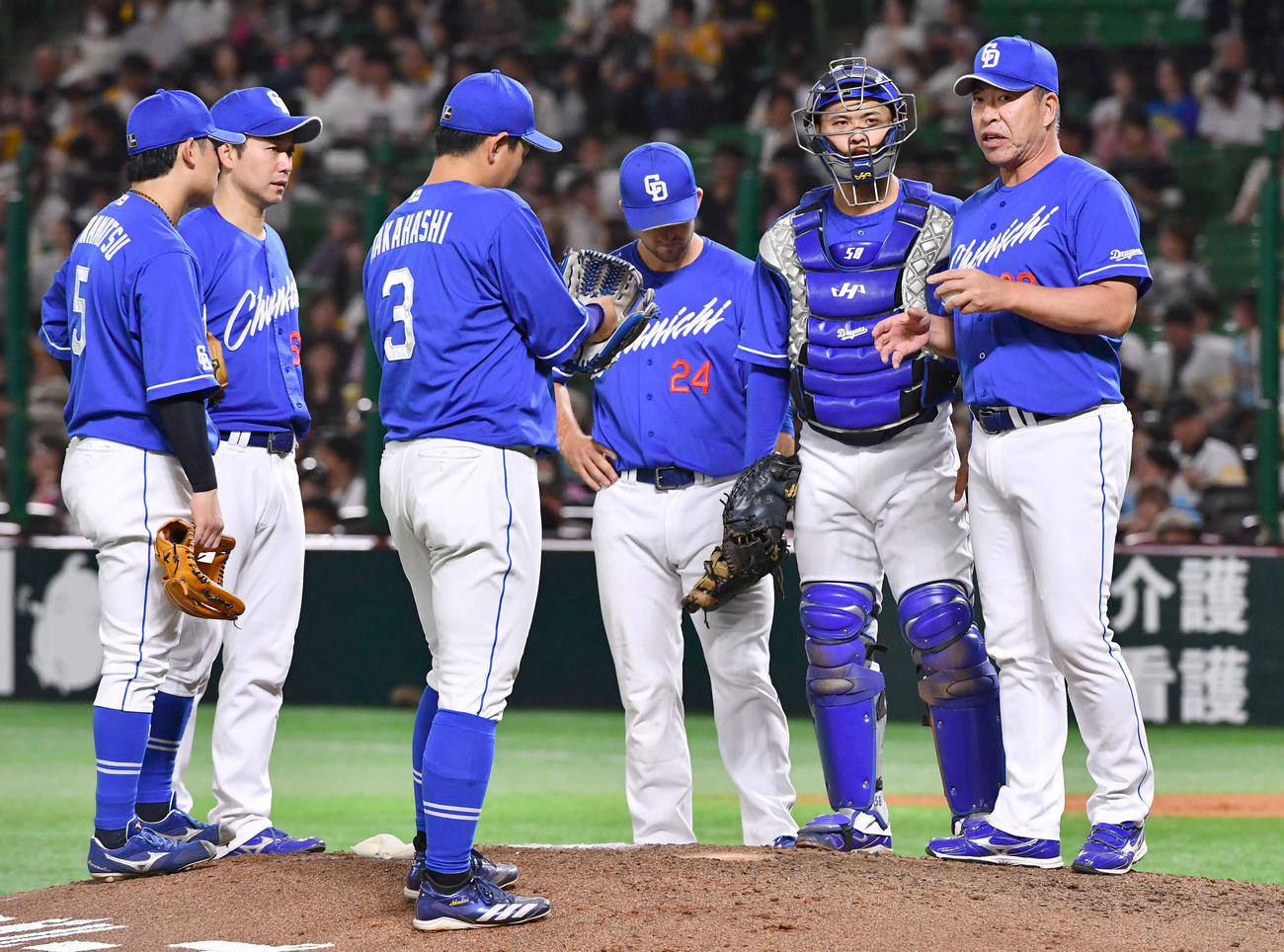 ソフトバンク対中日　7回裏、投手の交代を告げた井上監督（右端）はマウンドで中日ナインと話す（撮影・岩下翔太）