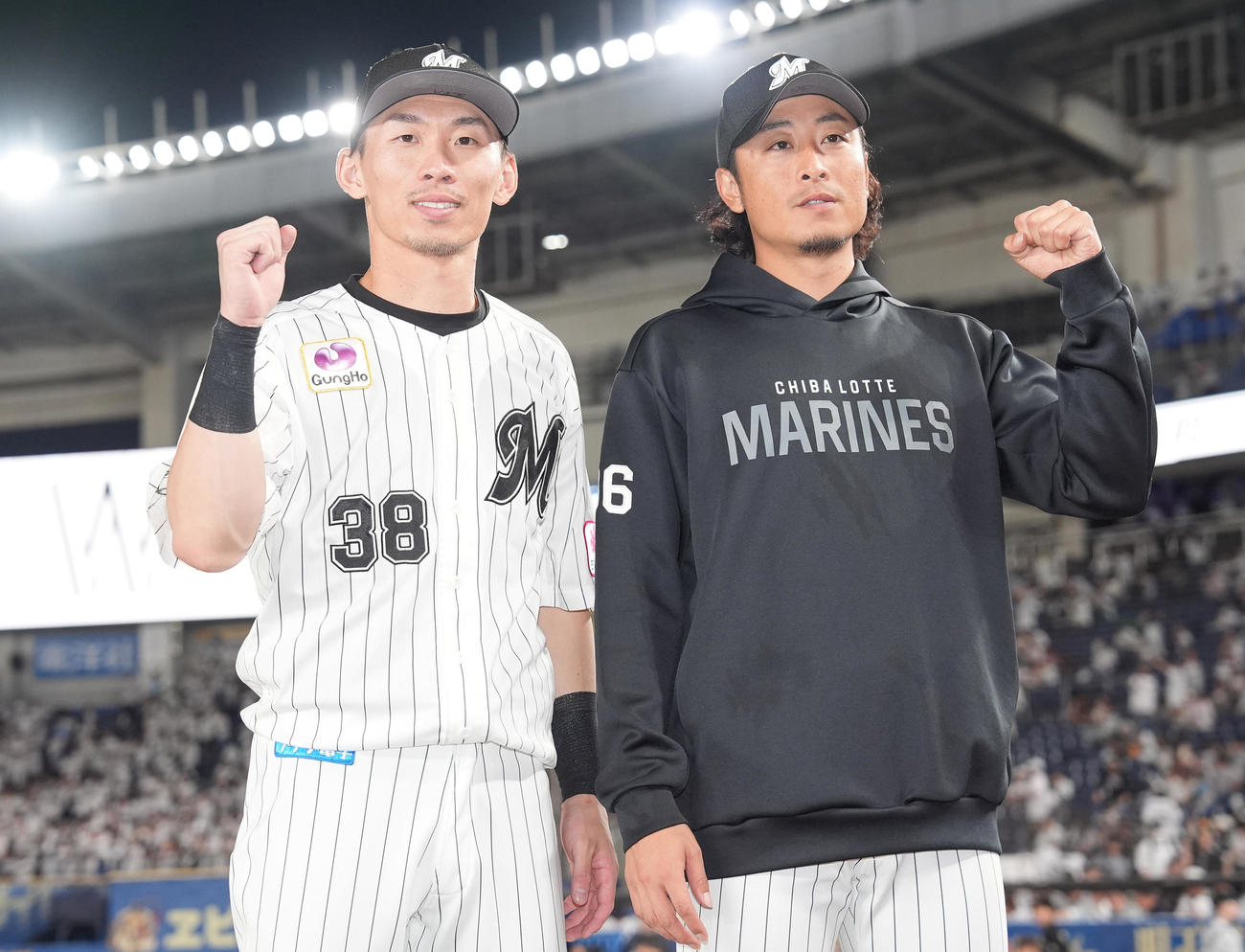 ロッテ対巨人　サヨナラ勝ちし、ガッツポーズする巨人高部（左）と坂本（撮影・鈴木みどり）
