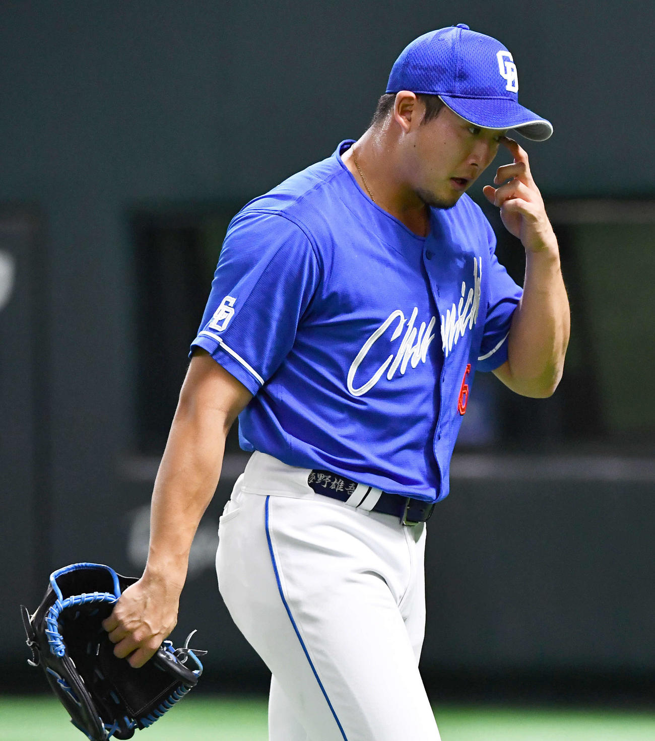 ソフトバンク対中日　7回裏、4失点で降板となった梅野は肩を落としてベンチへ戻る（撮影・岩下翔太）