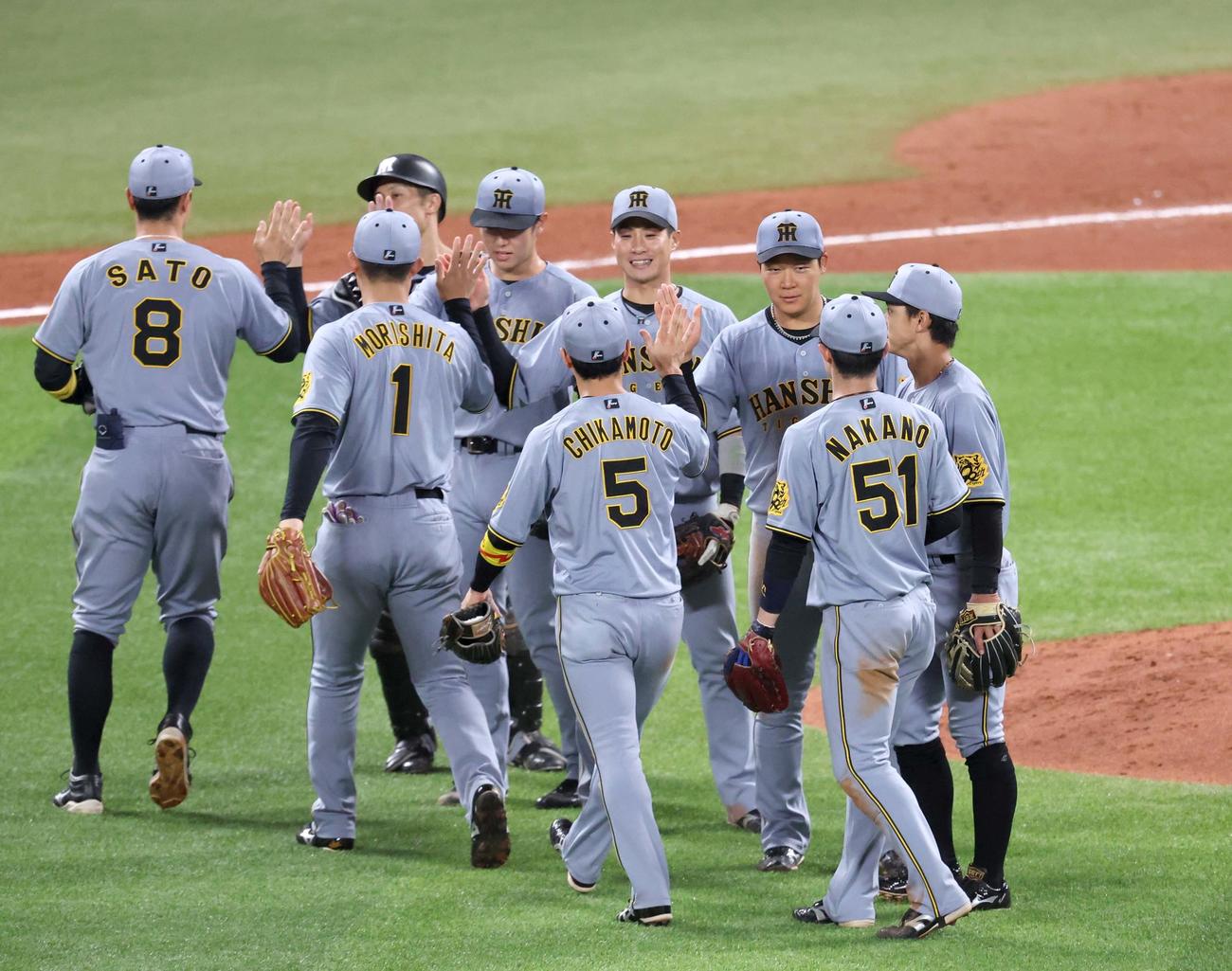 日本ハム対阪神　試合後、ハイタッチする阪神ナイン（撮影・黒川智章）