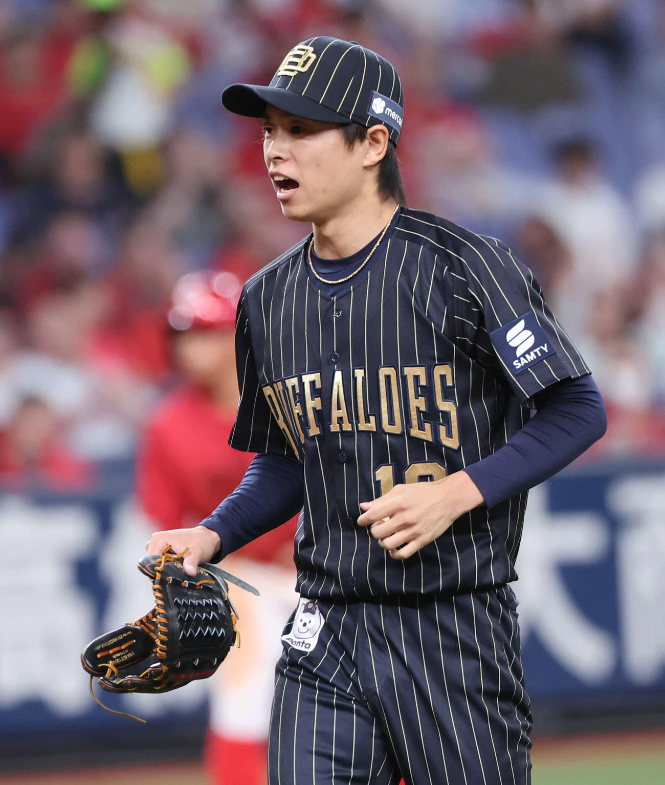 オリックス対広島　オリックス4番手の山岡は7回のピンチを切り抜け、声を出しながらベンチに戻る（撮影・西尾就之）