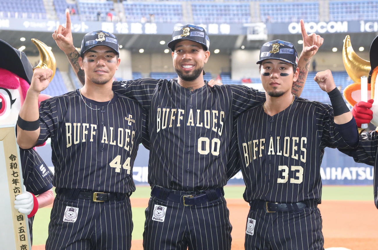 オリックス対広島　ヒーローインタビューを受けたオリックスの3人はポーズを取る。左から頓宮、エスピノーザ、杉沢（撮影・西尾就之）
