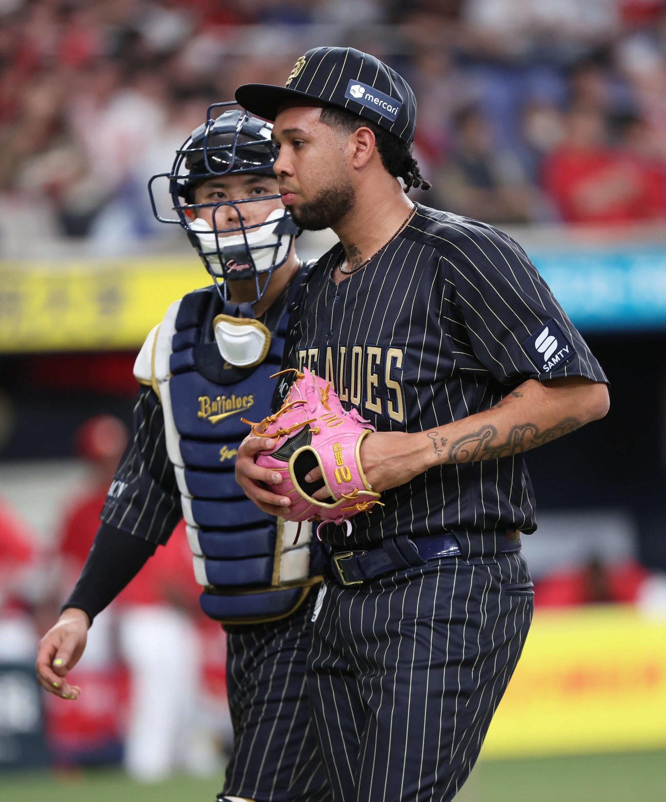 オリックス対広島　4回表を投げ終えたオリックス先発のエスピノーザ（右）は若月と話しながらベンチに戻る（撮影・西尾就之）