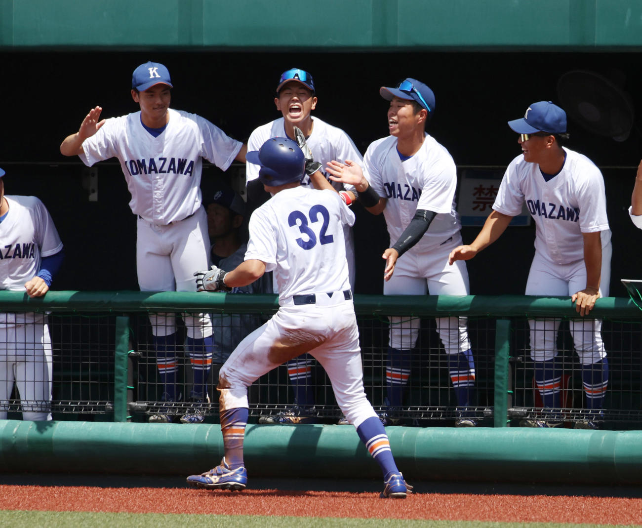 駒大対専大　5回表駒大1死一、三塁、鈴木塁の中犠飛で三塁走者疋田が生還しナインの出迎えを受ける（撮影・柴田隆二）