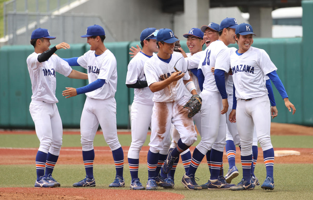 駒大対専大で2部優勝決定戦を制した駒大ナインは喜ぶ（撮影・柴田隆二）