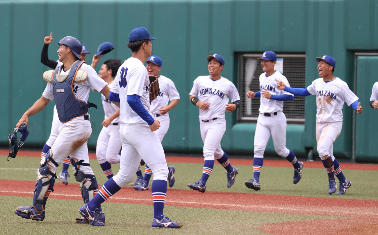駒大対専大で2部優勝決定戦を制した駒大ナインは喜ぶ（撮影・柴田隆二）