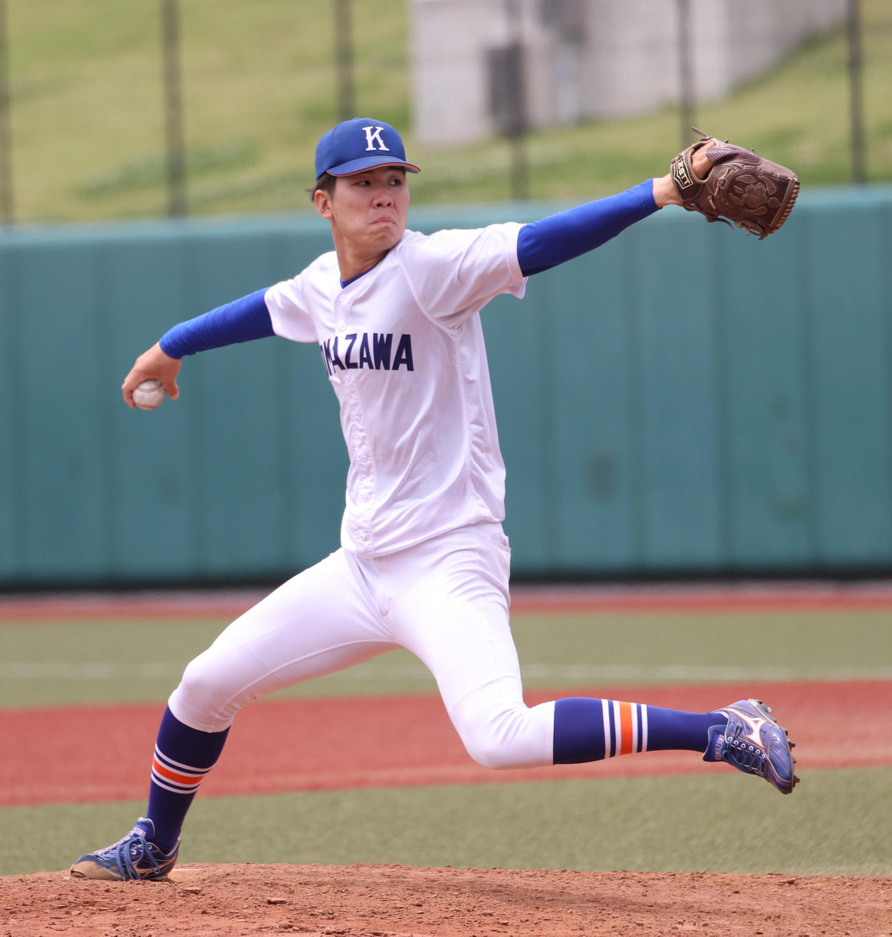 駒大対専大　9回途中から登板した駒大・田本（撮影・柴田隆二）