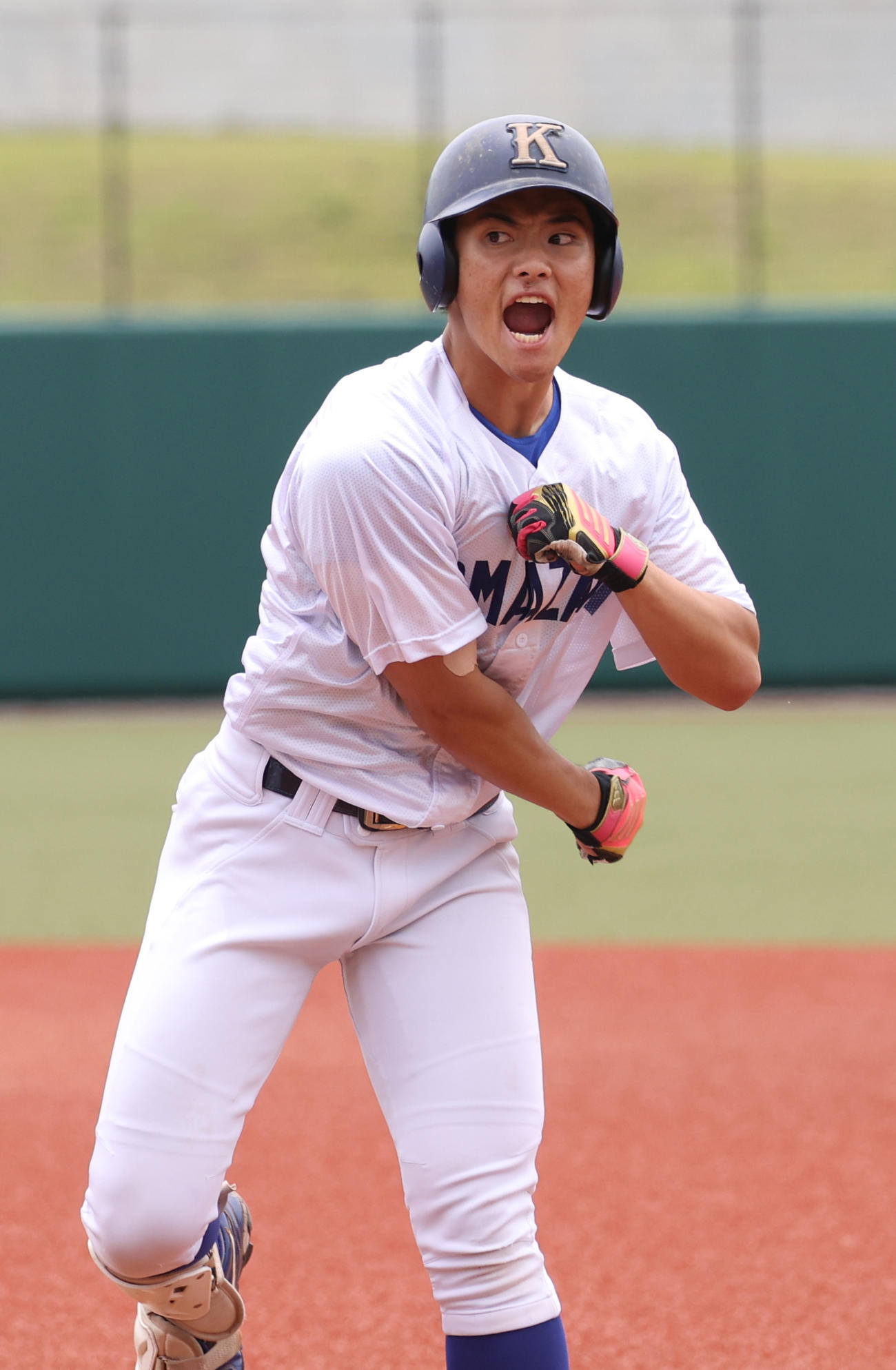 駒大対専大　タイブレーク10回表駒大2死満塁、代打網治は中前に2点適時打を放ちガッツポーズする（撮影・柴田隆二）