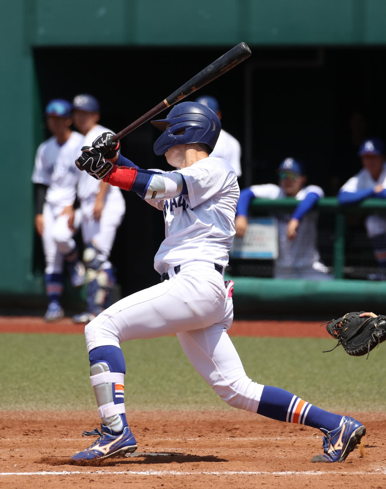 駒大対専大　5回表駒大1死一、三塁、鈴木塁は中犠飛を放つ（撮影・柴田隆二）