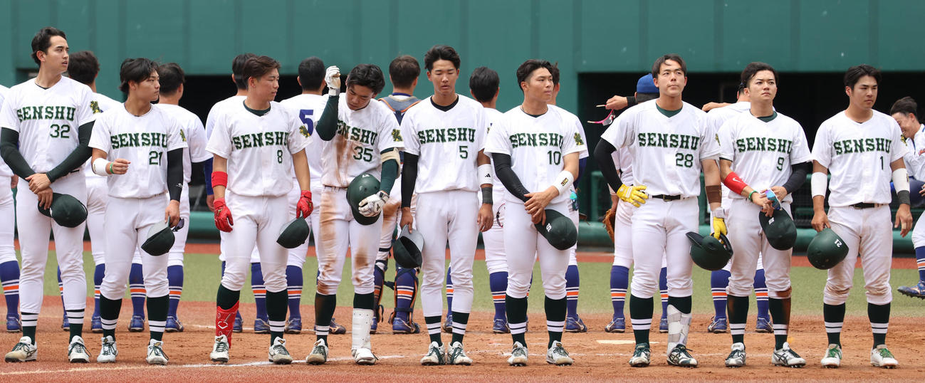 2部優勝決定戦に敗れた専大ナインはがっくりする（撮影・柴田隆二）