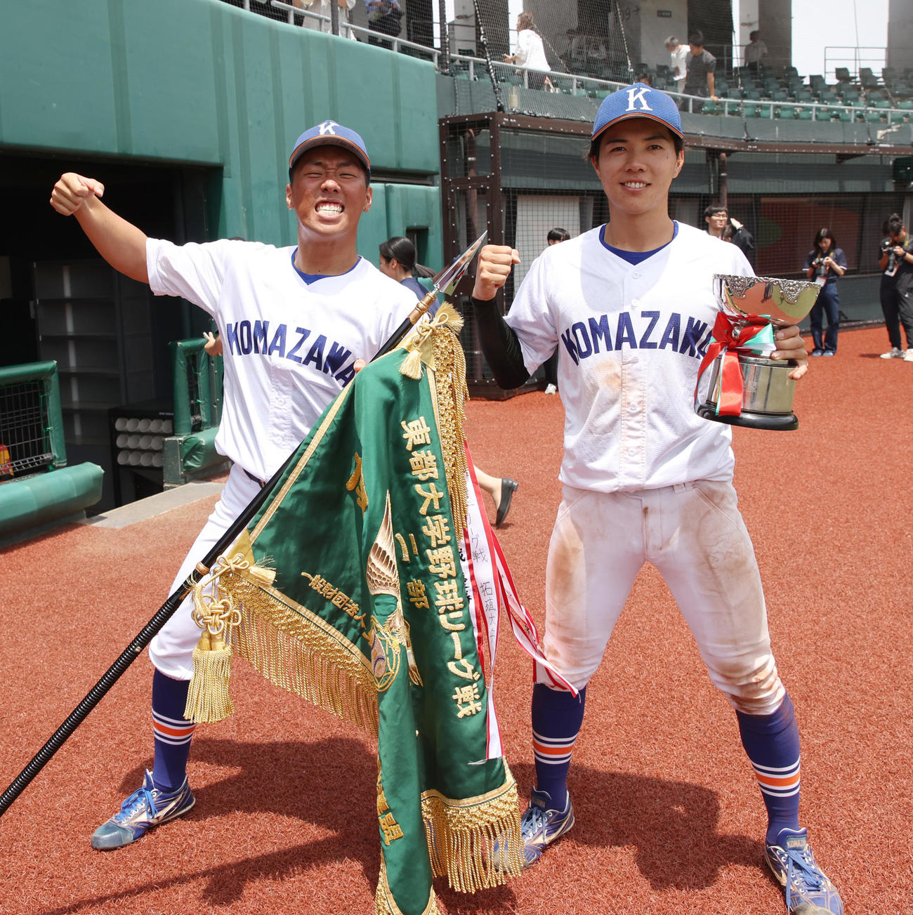 東都大学2部優勝決定戦を制した駒大・鳥山（左）と小林はポーズを決める＝2025年6月6日（撮影・柴田隆二）