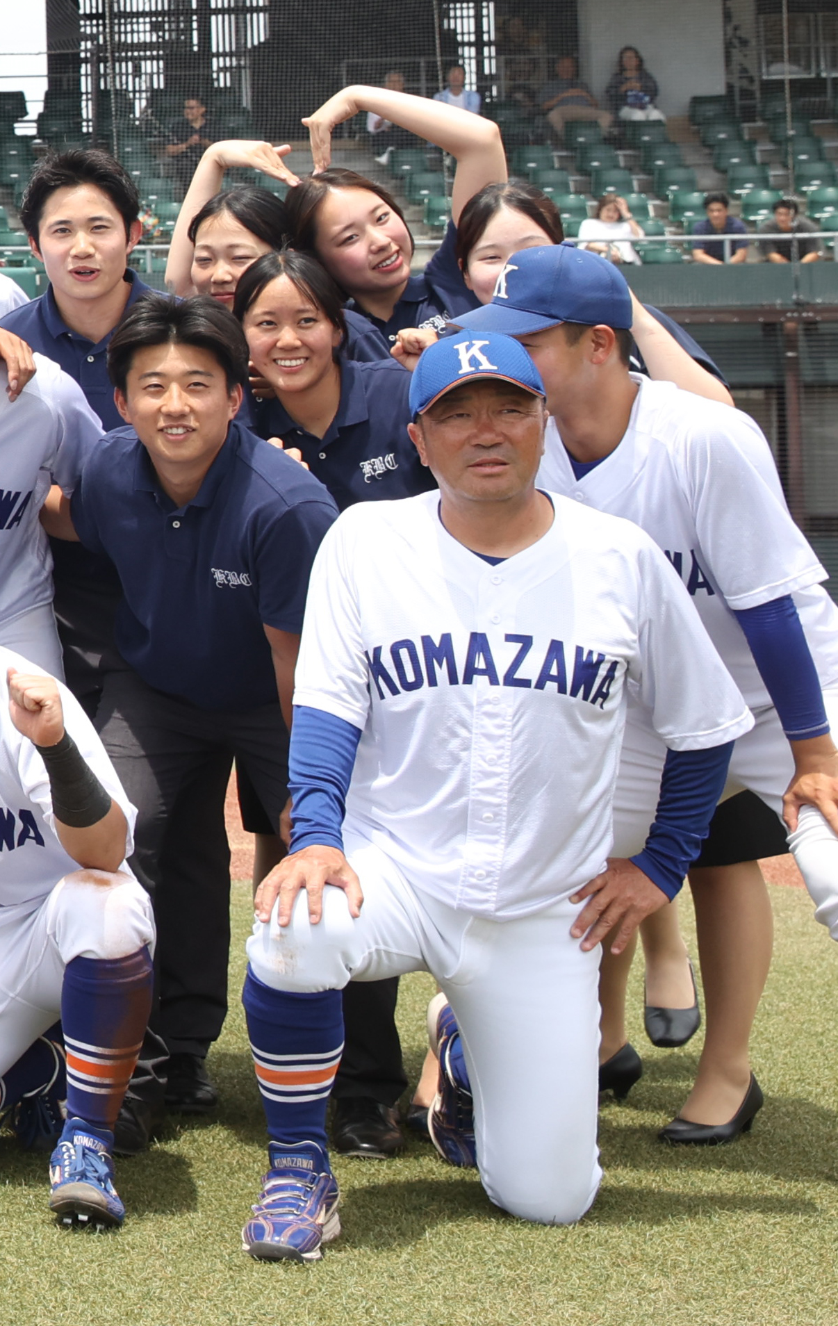 東都大学2部優勝決定戦を制した駒大・香田監督は記念撮影に納まる＝2025年6月6日（撮影・柴田隆二）