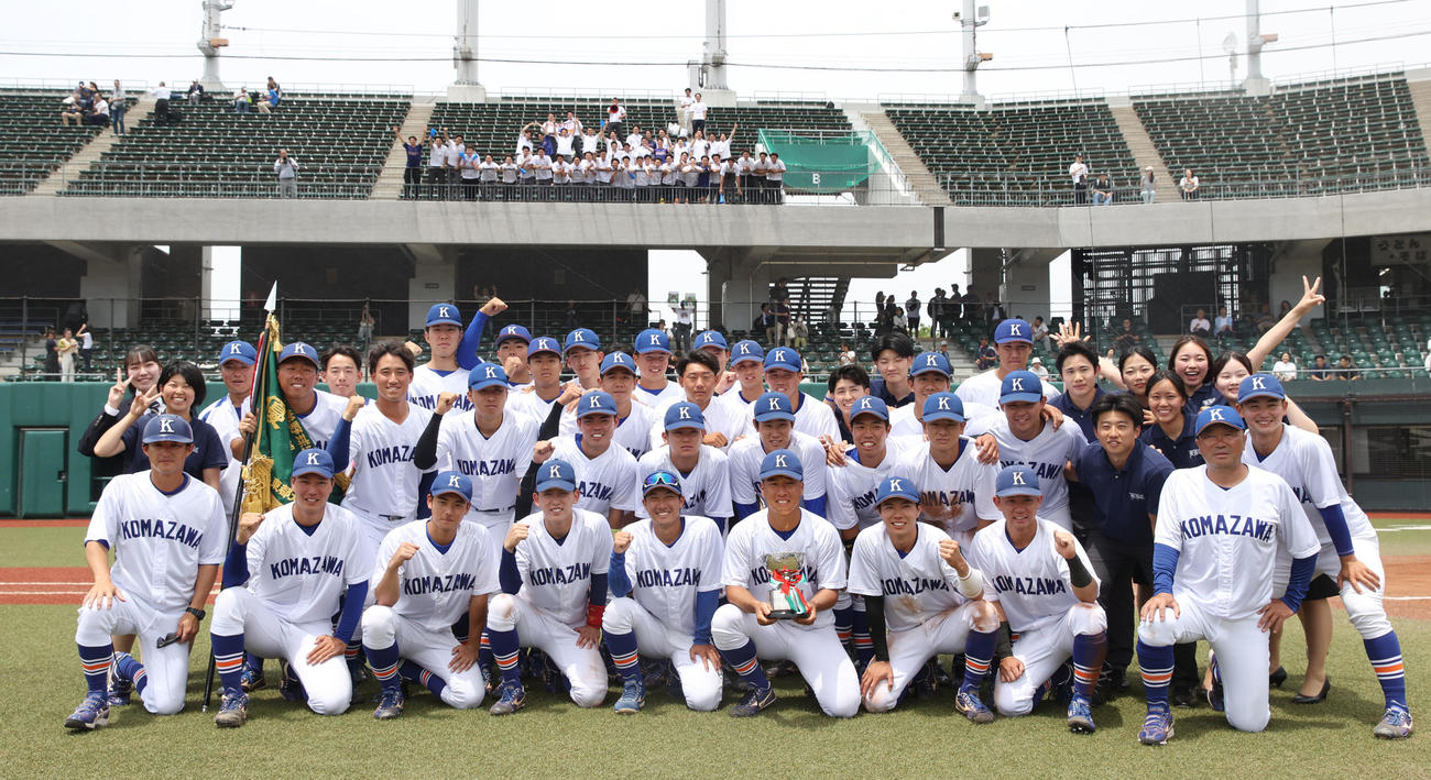 東都大学2部優勝決定戦を制した駒大ナインは記念撮影に納まる（撮影・柴田隆二）