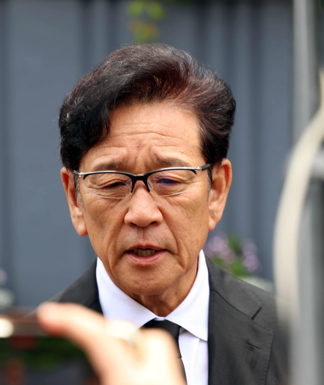 長嶋茂雄氏の自宅に弔問に訪れ、取材対応を行う栗山英樹氏（撮影・山本朝陽）