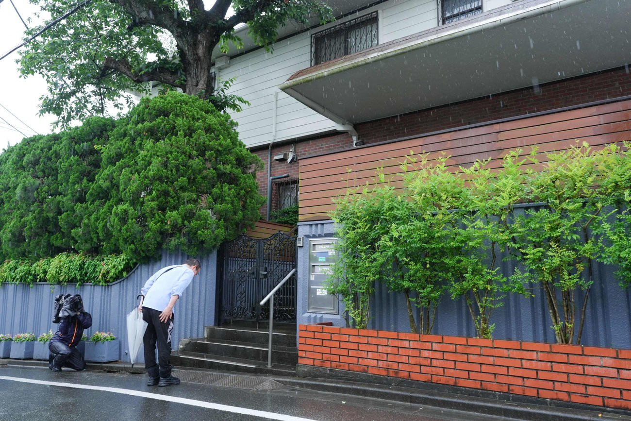 長嶋茂雄さんのご自宅に頭を下げるファン（写真は一部加工）