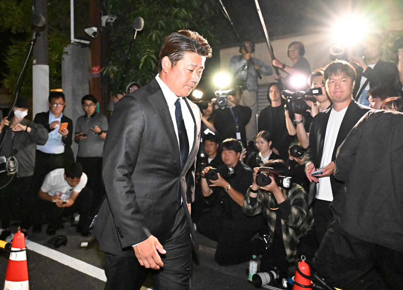 長嶋茂雄さんの自宅に弔問後の取材対応を終え、引き揚げる松坂大輔さん（撮影・千葉一成）