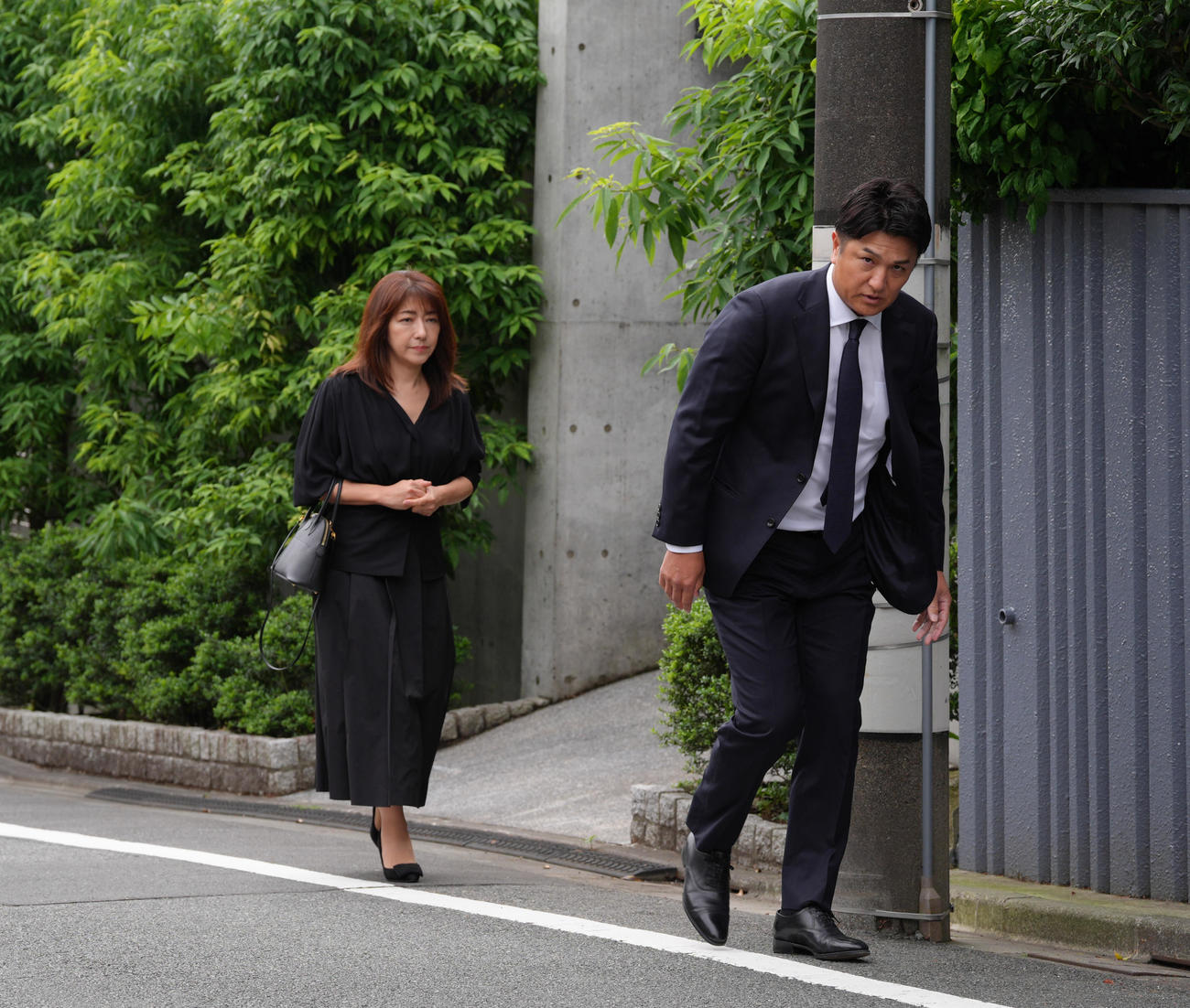 弔問に訪れる高橋氏と麻衣夫人（撮影・菅敏）