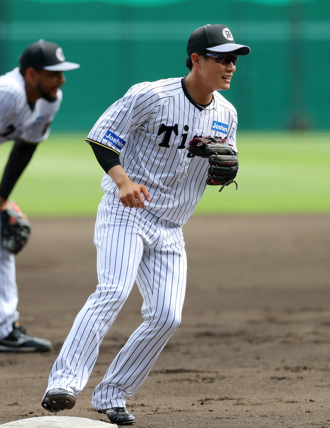 阪神対オリックス　三塁でシートノックする阪神木浪（撮影・上山淳一）