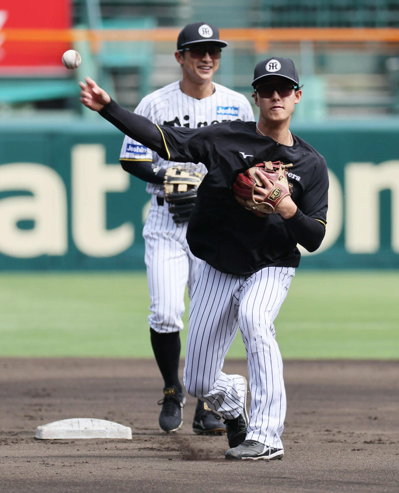 阪神対オリックス　試合前、シートノックで軽快な動きを見せる阪神小幡（撮影・宮崎幸一）