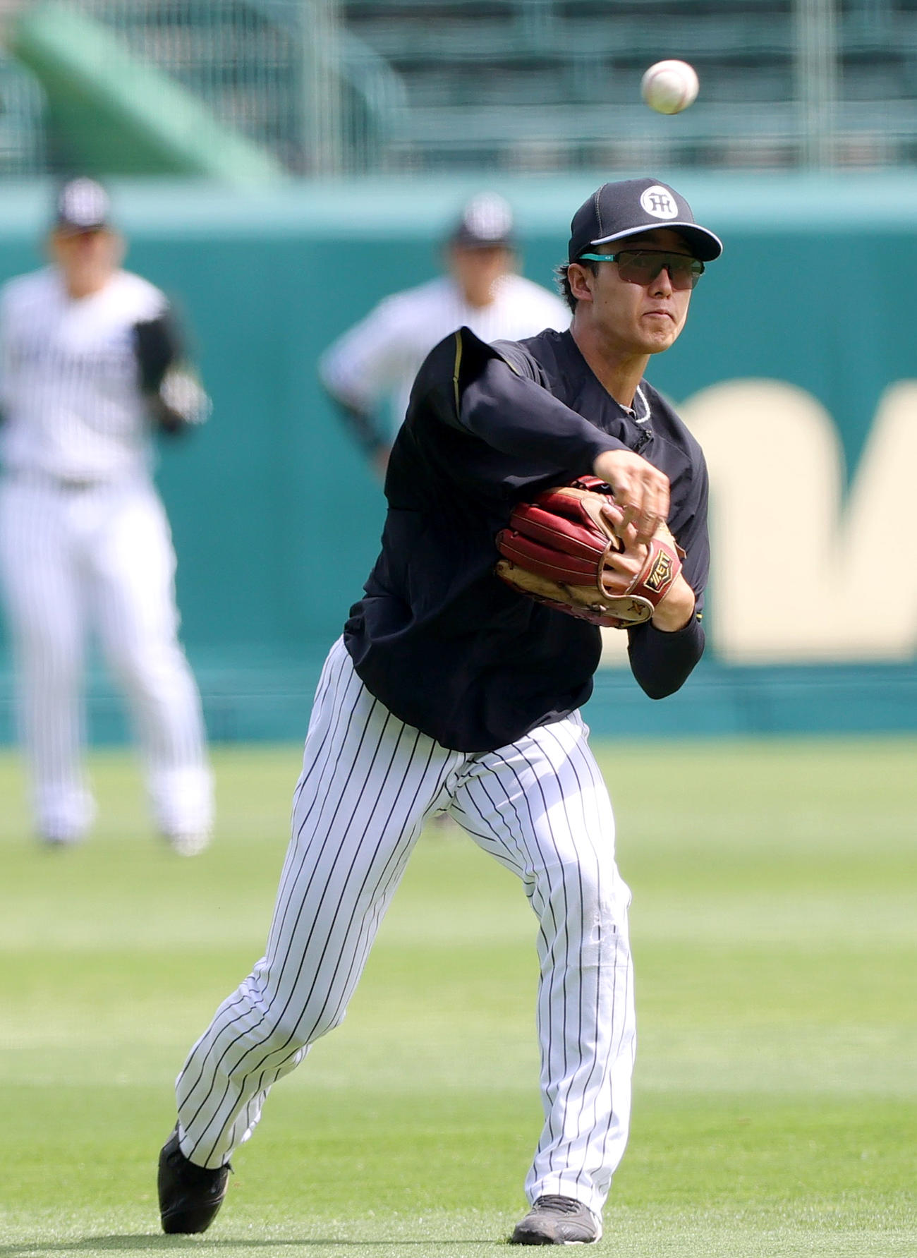 阪神対オリックス　シートノックする阪神小幡（撮影・上山淳一）