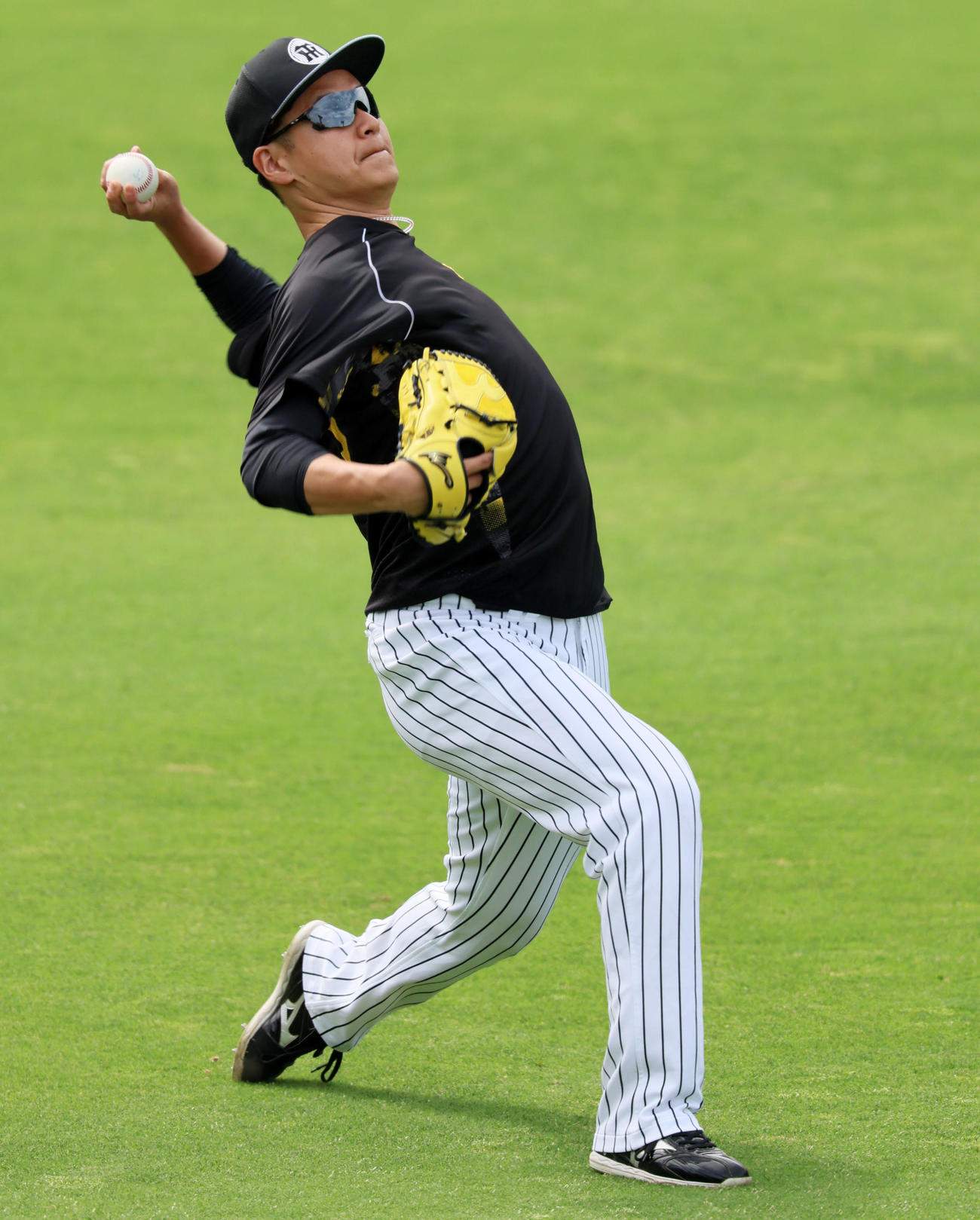 阪神対オリックス　練習でキャッチボールする大竹（撮影・加藤哉）