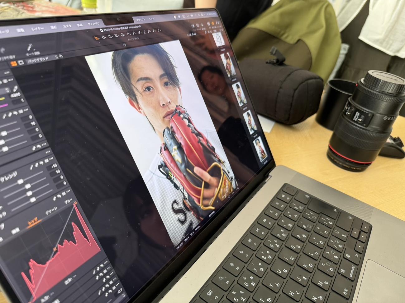 周東のファッション誌撮影の様子(球団提供)