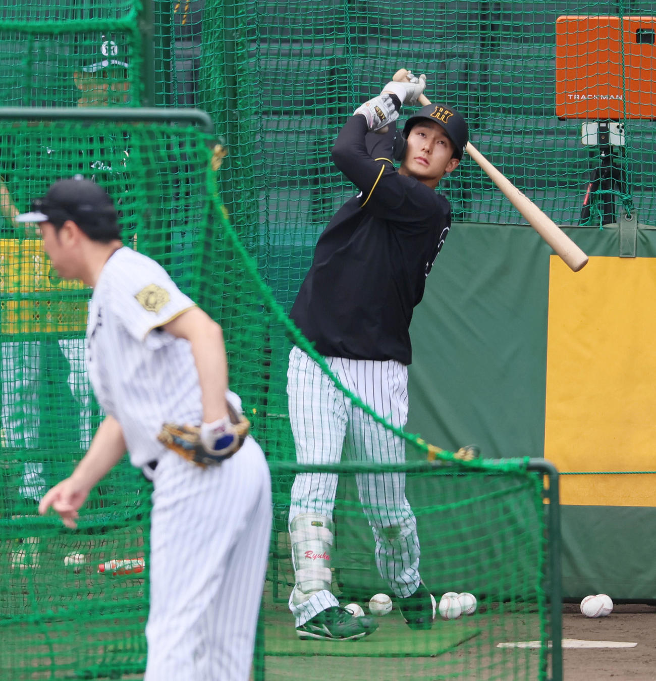 阪神対オリックス　1軍の練習に参加し打撃練習する小幡（撮影・加藤哉）