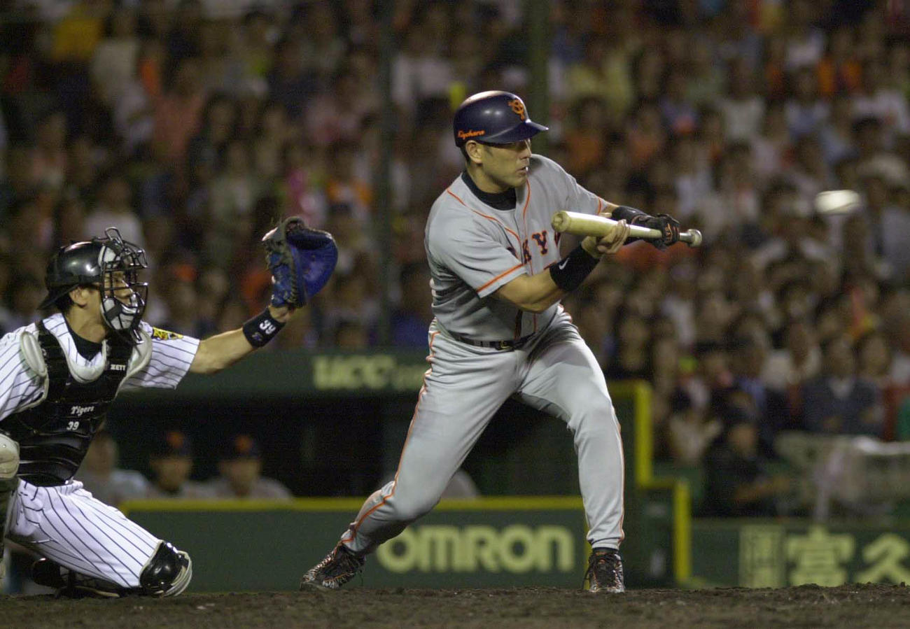 阪神対巨人17回戦　8回表巨人無死二塁、送りバントする清原和博（2001年7月17日撮影）