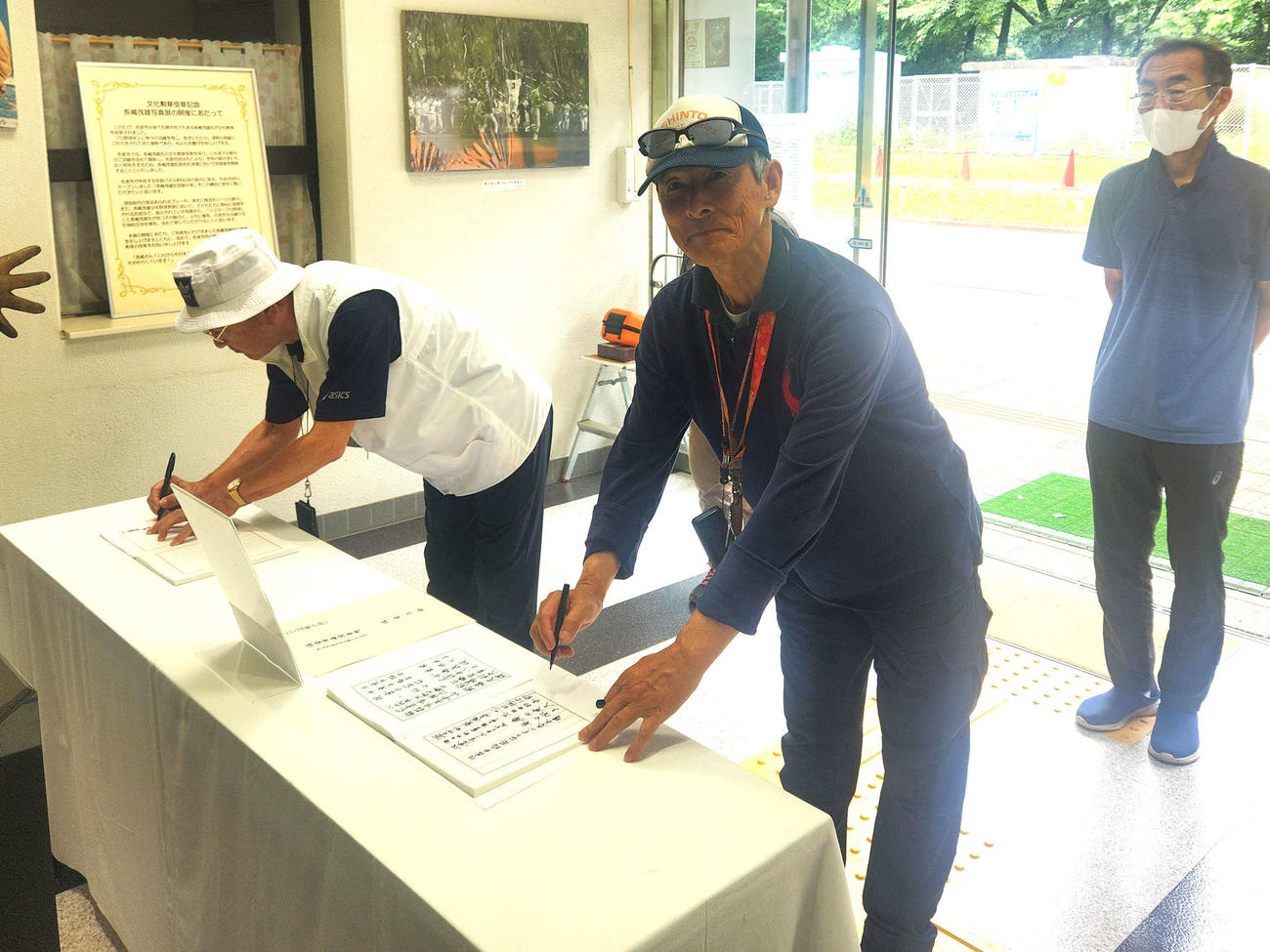 長嶋茂雄記念岩名球場に記帳に訪れる地元ファン（撮影・保坂淑子）