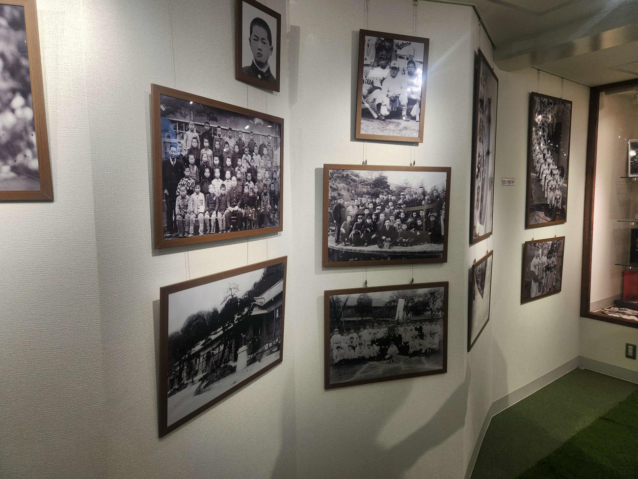 長嶋茂雄記念岩名球場内に長嶋茂雄記念岩名球場展示室には、佐倉市臼井で過ごした幼少期の貴重な写真も展示されている（撮影・保坂淑子）