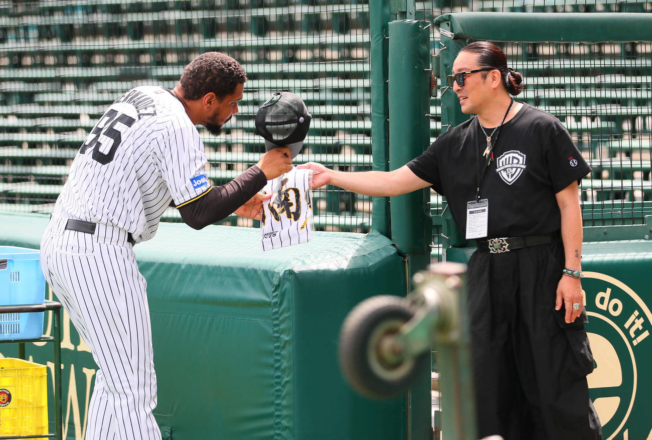 阪神対オリックス　試合前、湘南乃風の若旦那からタオルをもらう阪神ヘルナンデス（撮影・宮崎幸一）