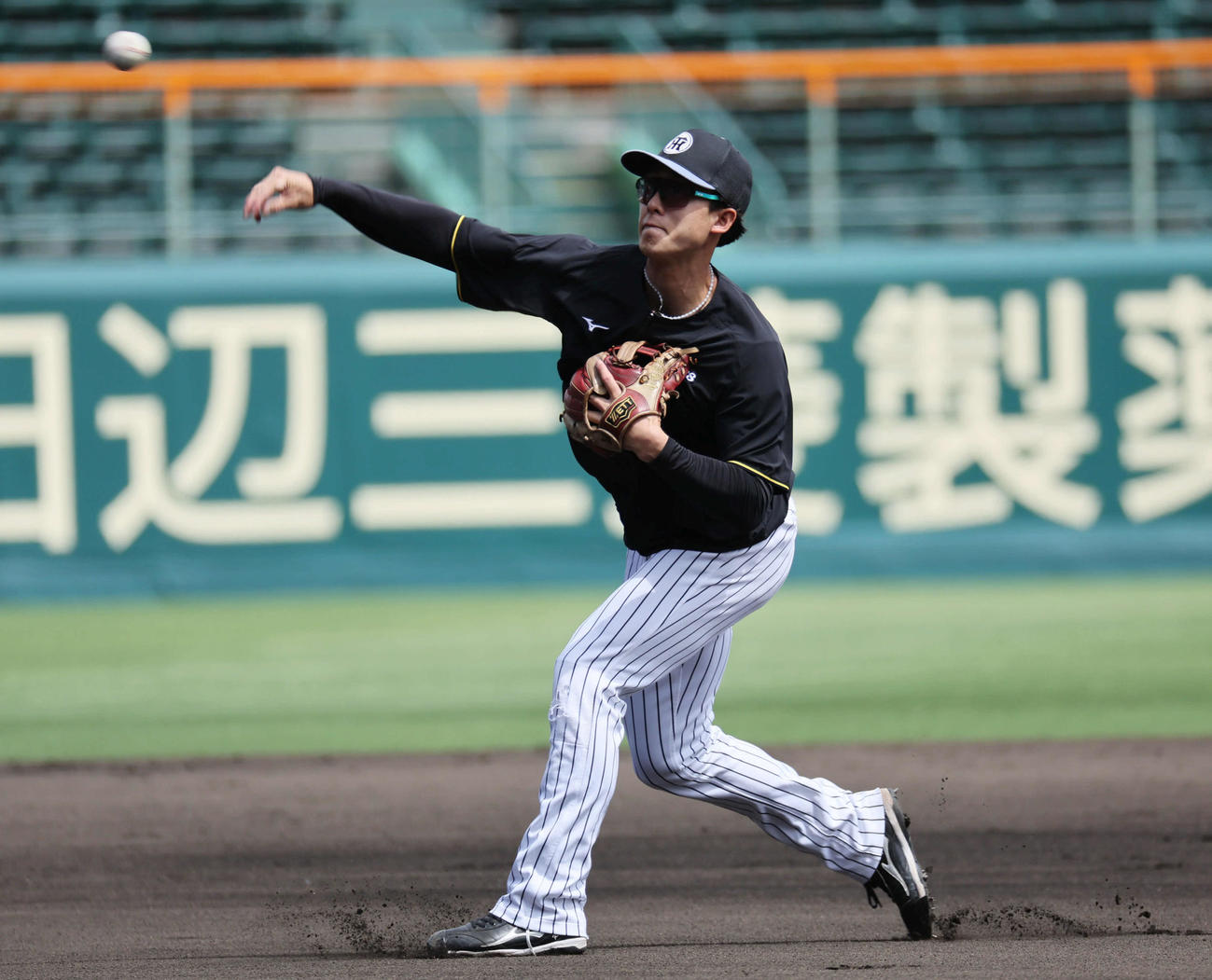阪神対オリックス　試合前、シートノックで軽快な動きを見せる阪神小幡（撮影・宮崎幸一）