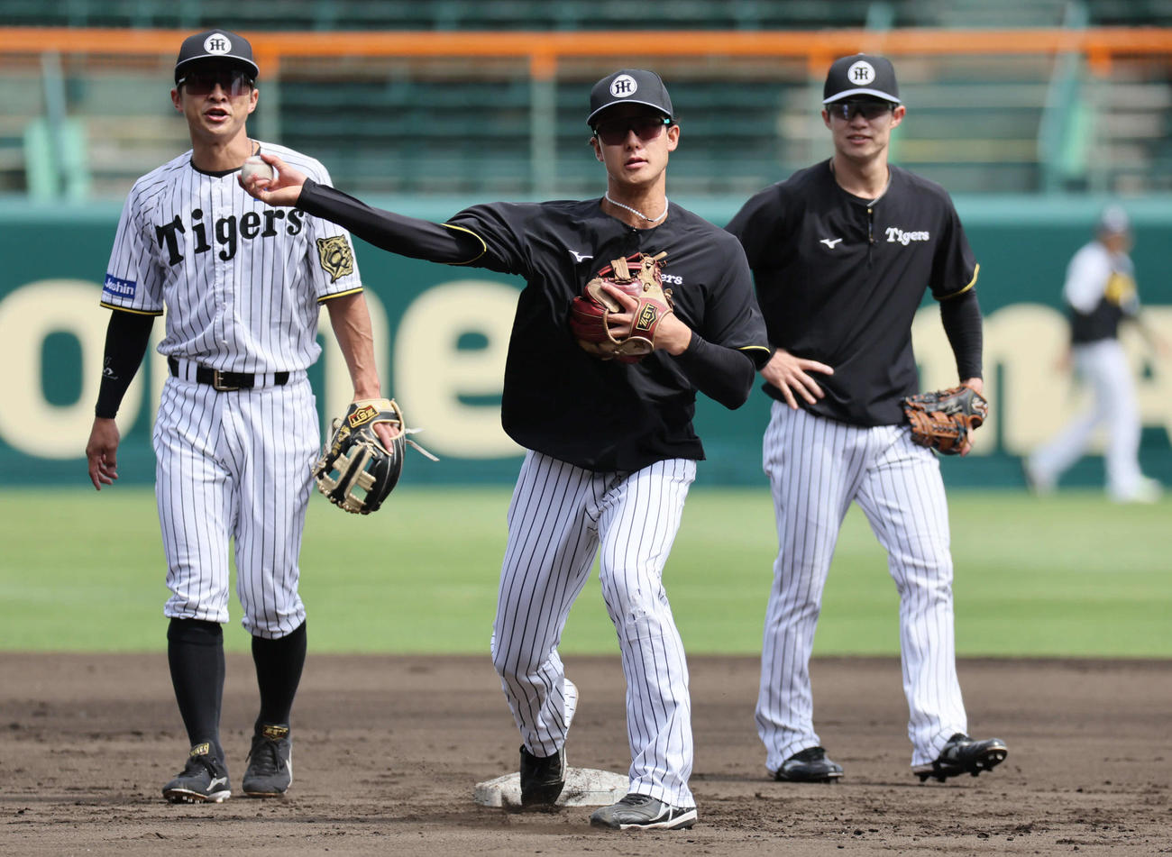 阪神対オリックス　試合前、シートノックで軽快な動きを見せる阪神小幡（撮影・宮崎幸一）