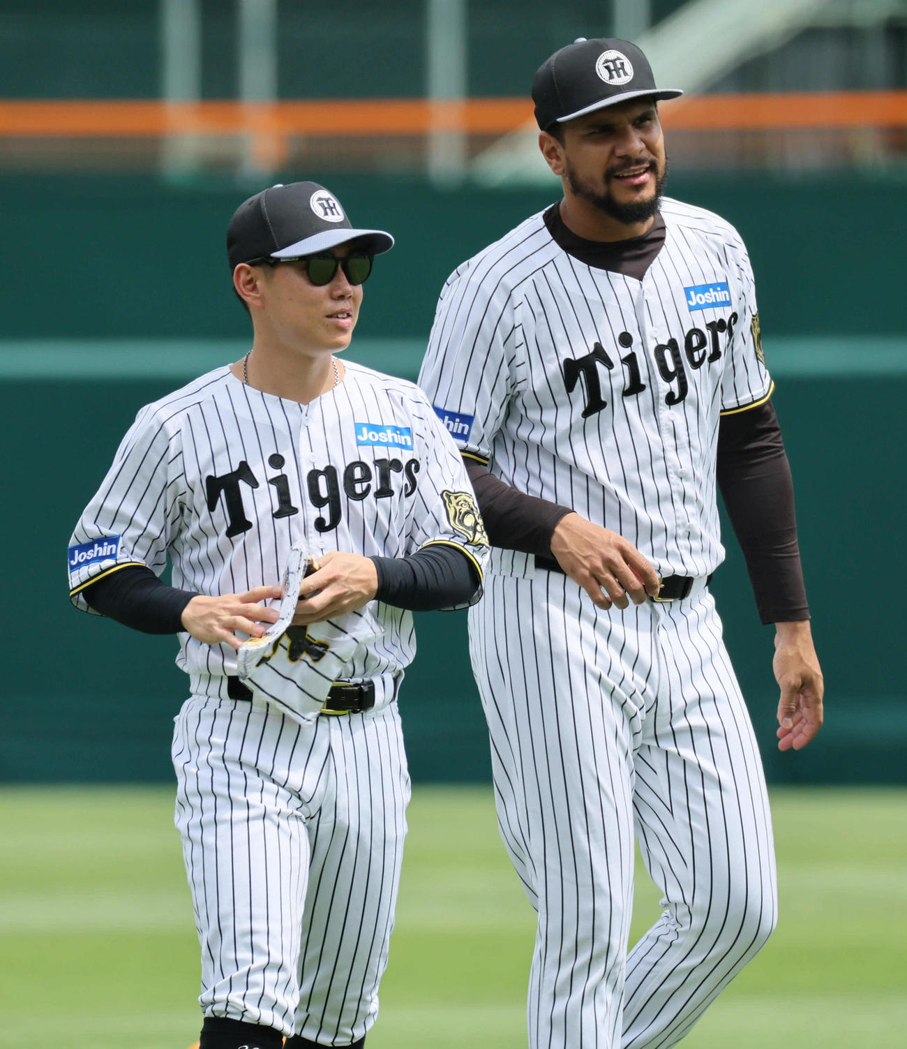 阪神対オリックス　試合前、阪神ヘルナンデス（右）は糸原の案内で湘南乃風の若旦那にタオルをもらいに行く（撮影・宮崎幸一）
