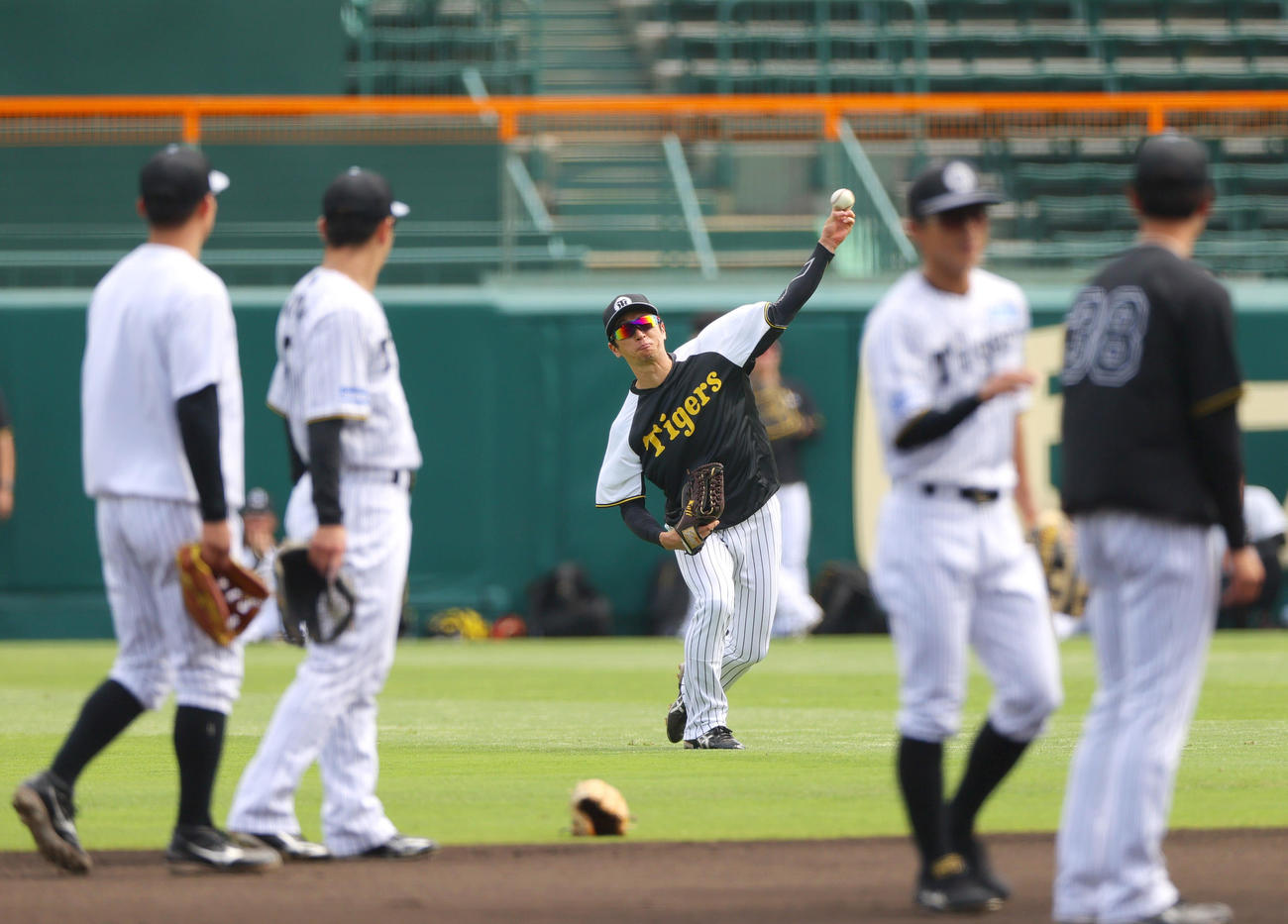 阪神対オリックス　シートノックで送球する阪神近本（撮影・上山淳一）