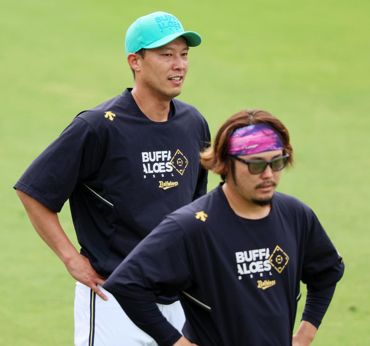 阪神対オリックス　外野でダッシュを繰り返す岩崎。右は博志（撮影・加藤哉）