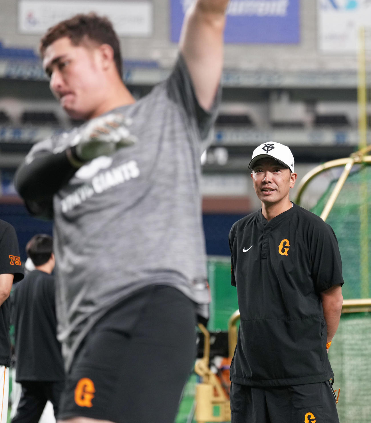 試合前、巨人リチャード（手前）の練習を見つめる阿部監督（撮影・足立雅史）