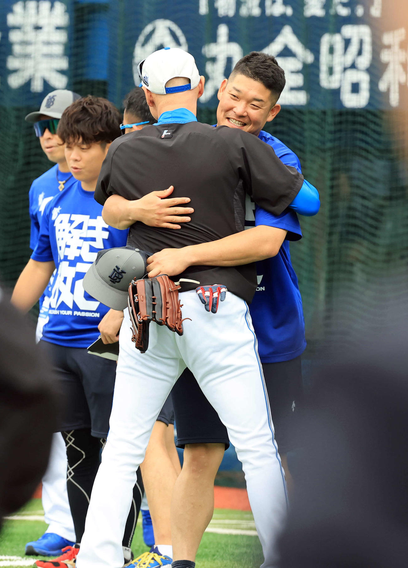 DeNA対日本ハム　DeNA筒香（右）は久しぶりに再会した日本ハム森本コーチとじゃれ合って相撲をとる（撮影・浅見桂子）