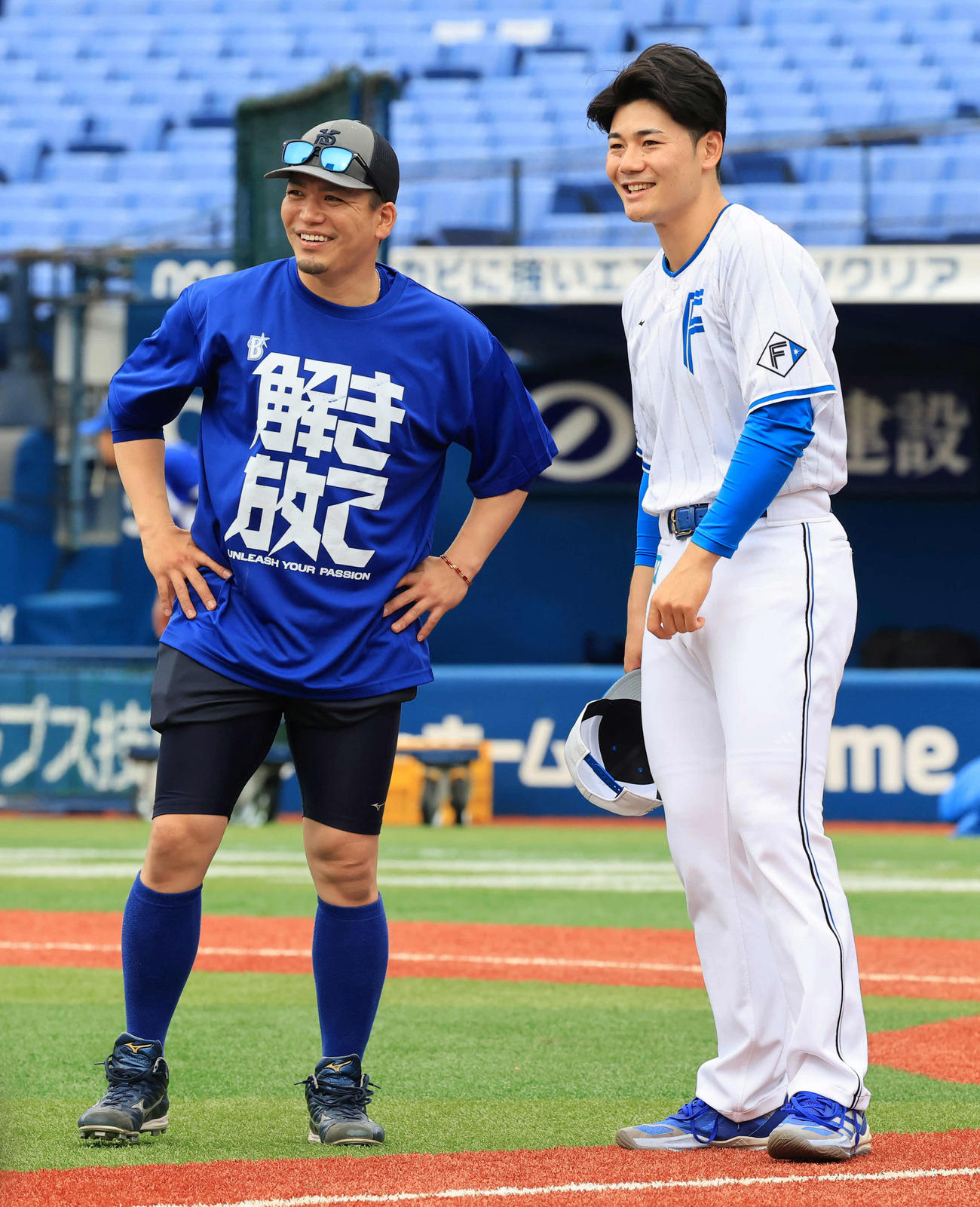 DeNA対日本ハム　DeNA高城ブルペン捕手（左）と談笑する日本ハム清宮幸（撮影・浅見桂子）