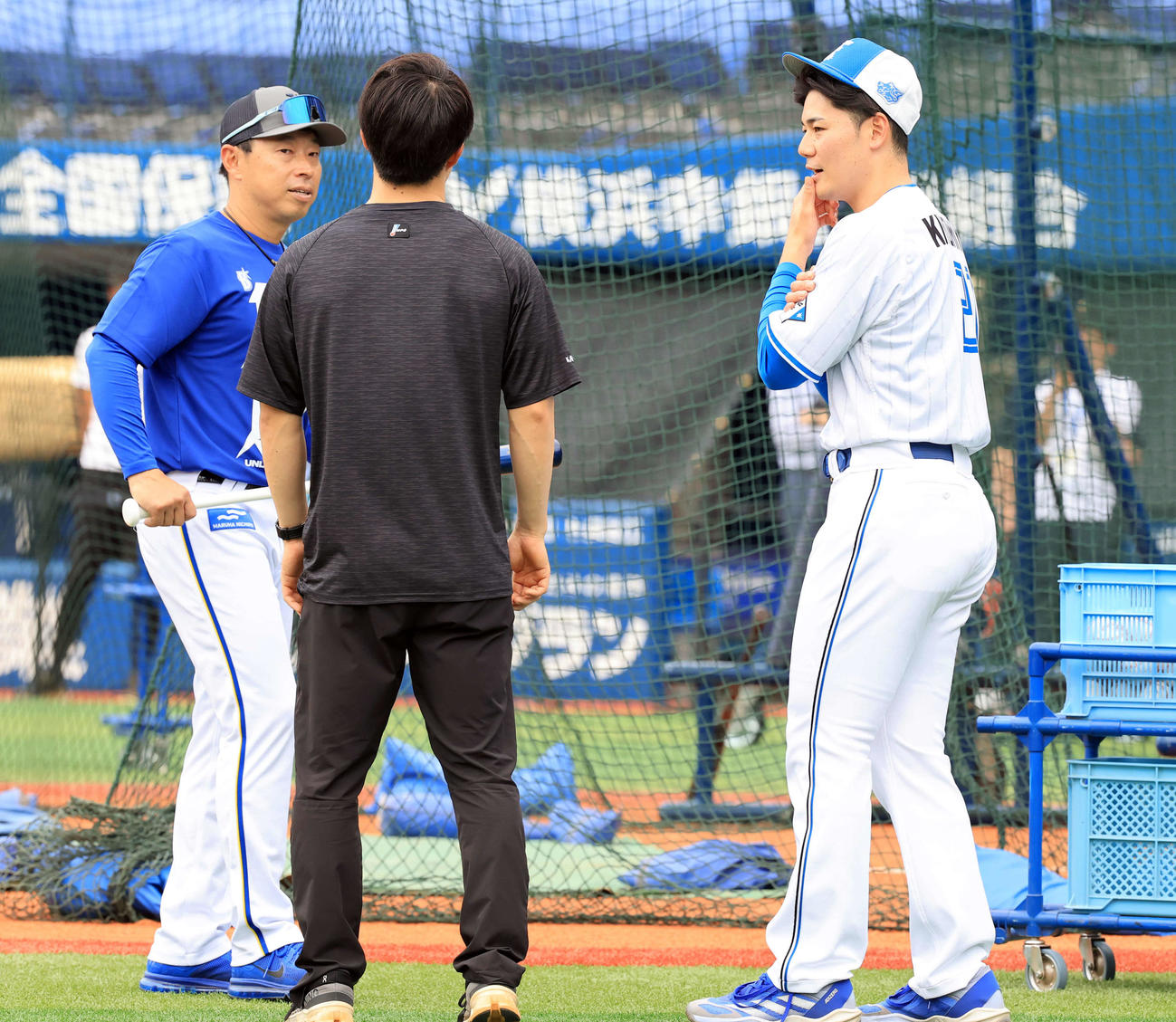 DeNA対日本ハム　DeNA田中コーチ（左）と談笑する日本ハム清宮幸（撮影・浅見桂子）